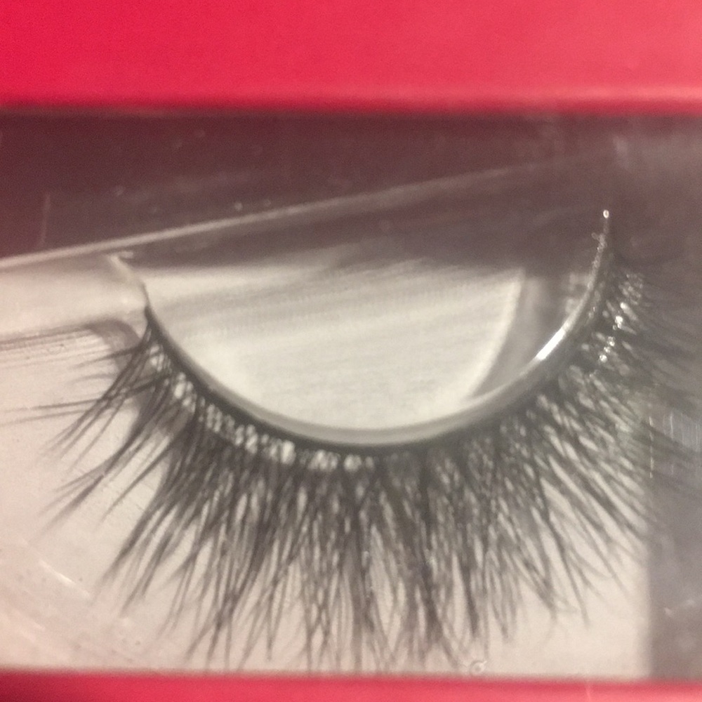 LillyLashes Glam - Picture 3 of 3